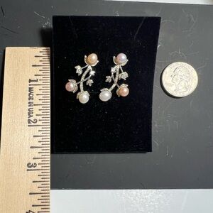 Very beautiful pearl pierced earrings in the shape of a hanging flower